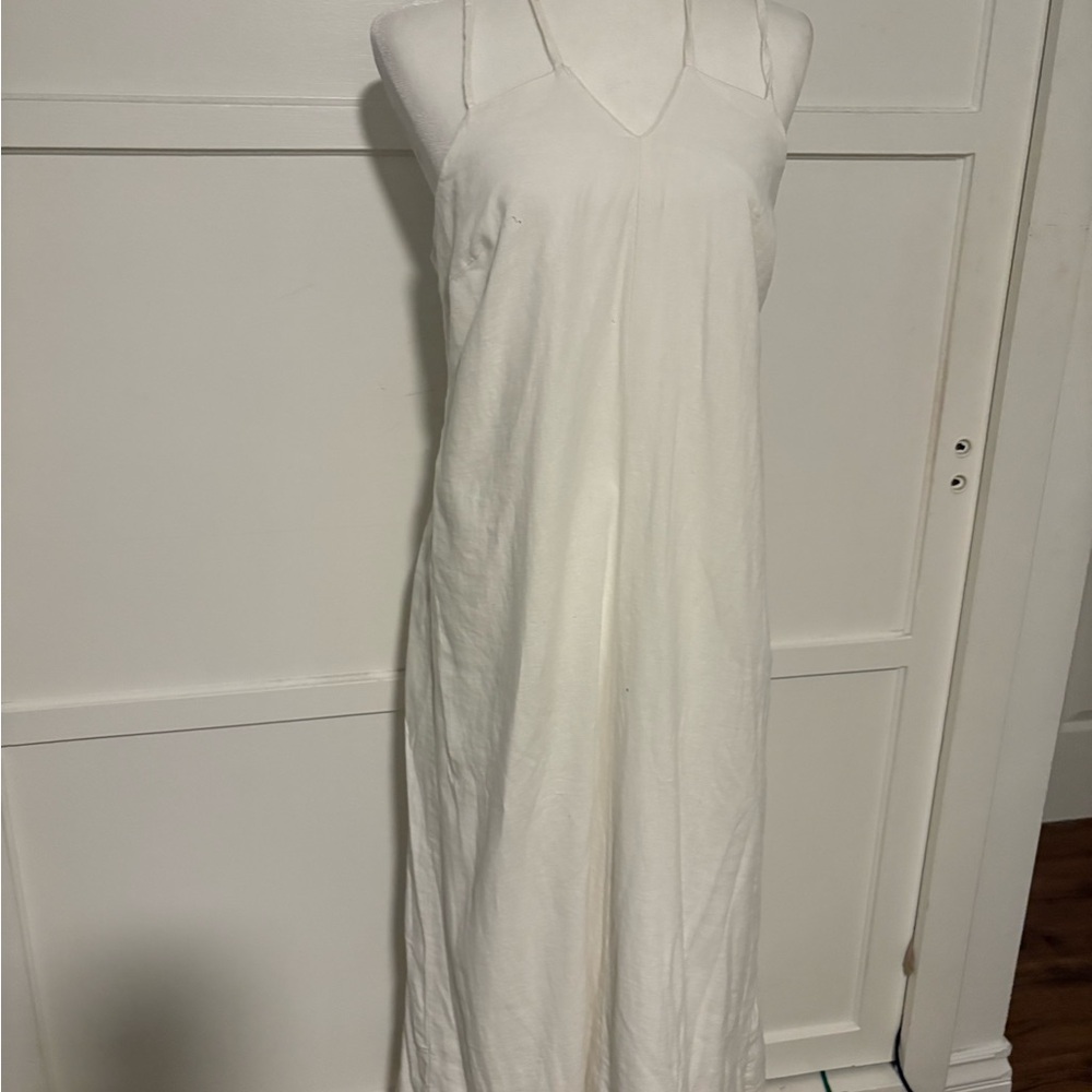 Elegant White Sleeveless Dress